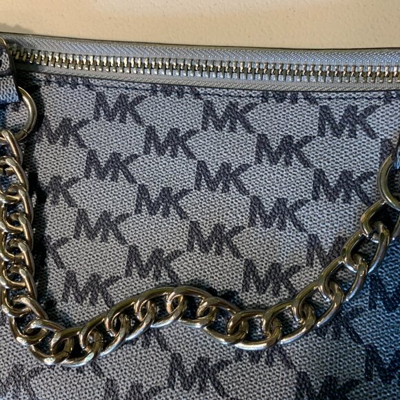 Michael Kors Gray monogram Crossbody/Belt Bag EUC - Picture 2 of 8